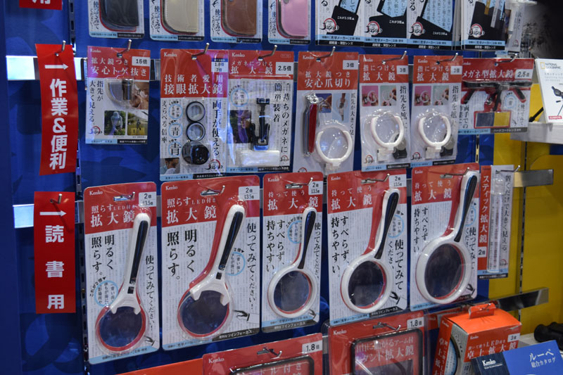 On the back, a never missing item in Kenko products, that is, the wide range of various magnifying glasses.