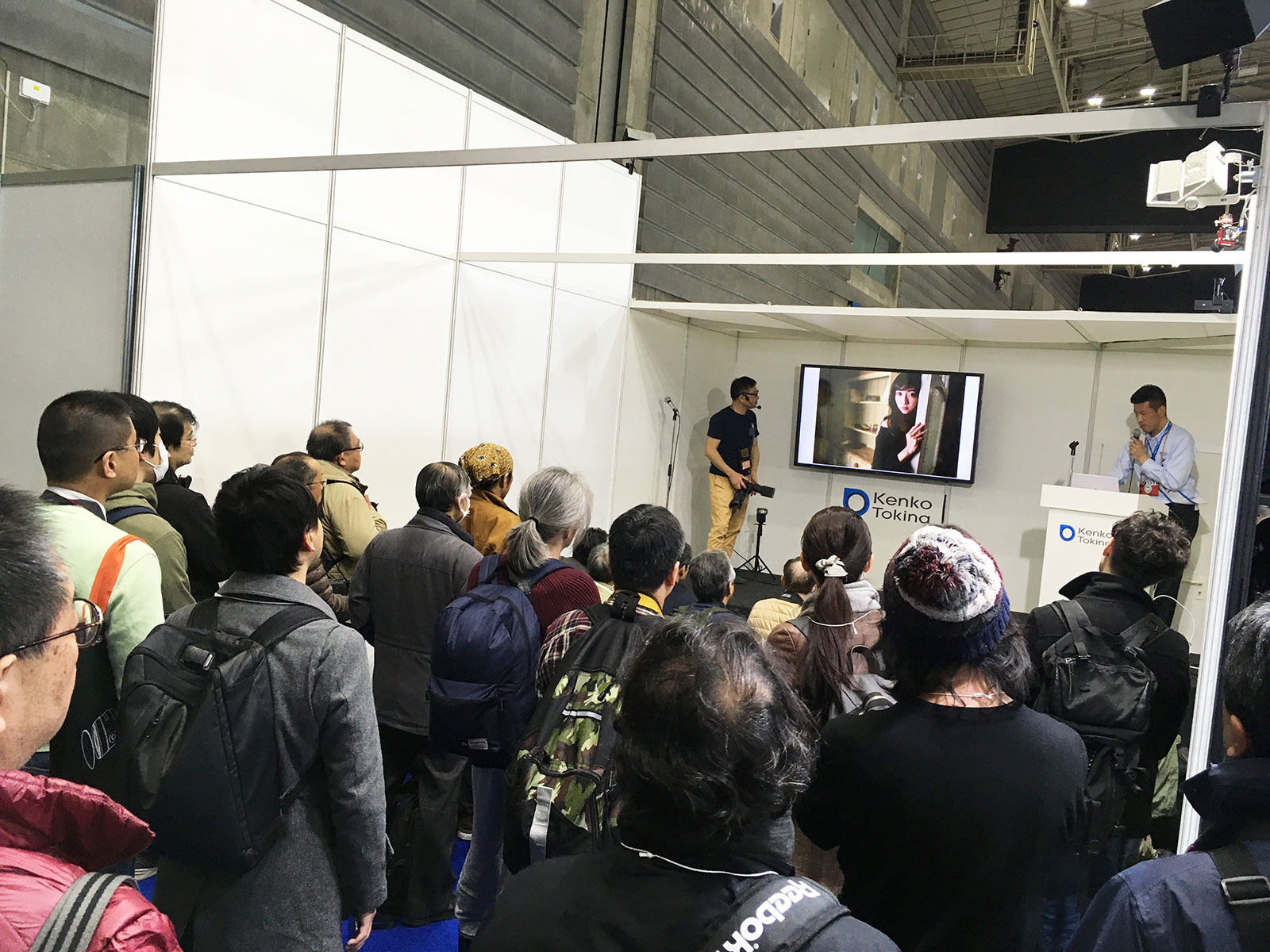 Photographer Kazuyuki Hagiwara explaining his shooting experience with AI Flash AB600-R.