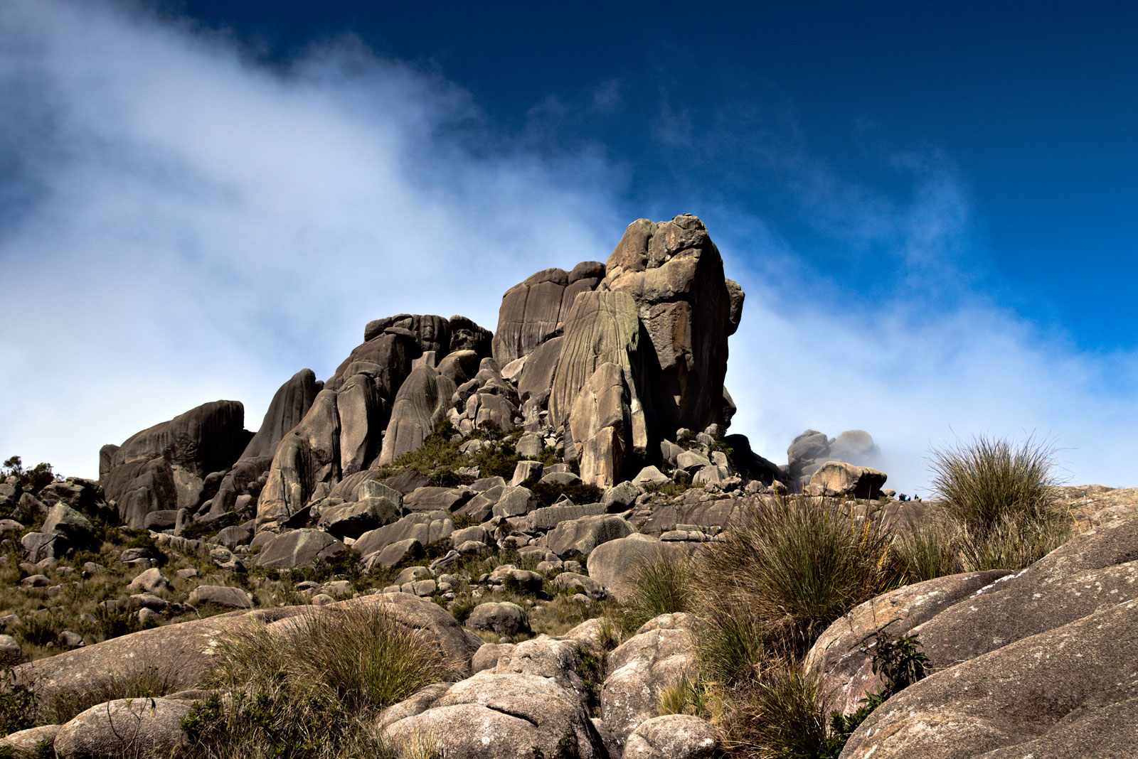 The deep blue sky in the Prateleiras mountain at Itatiaia. Stones are not yellow coloured. PRO1D+ Instant Action C-PL at 24mm.